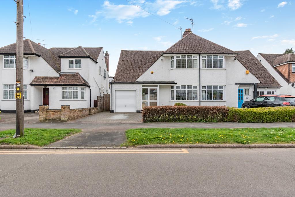Whitelands Avenue, Chorleywood, WD3 3 bed semidetached house £925,000