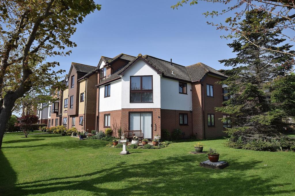 Barton Court Avenue, Barton On Sea... 2 bed flat £1,150 pcm (£265 pw)