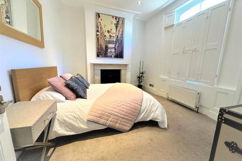 3 bedroom property to rent - Queens Head St, London, N1