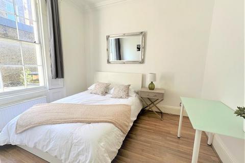 3 bedroom property to rent - Queens Head St, London, N1