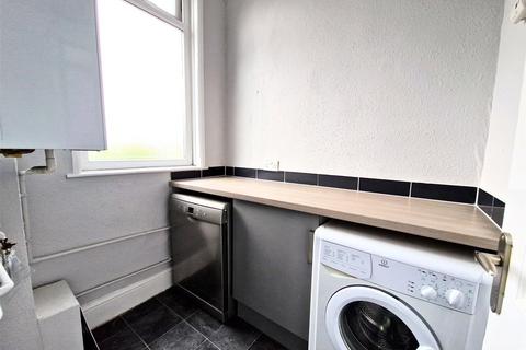 2 bedroom flat to rent, Street Lane, Leeds, West Yorkshire, UK, LS8