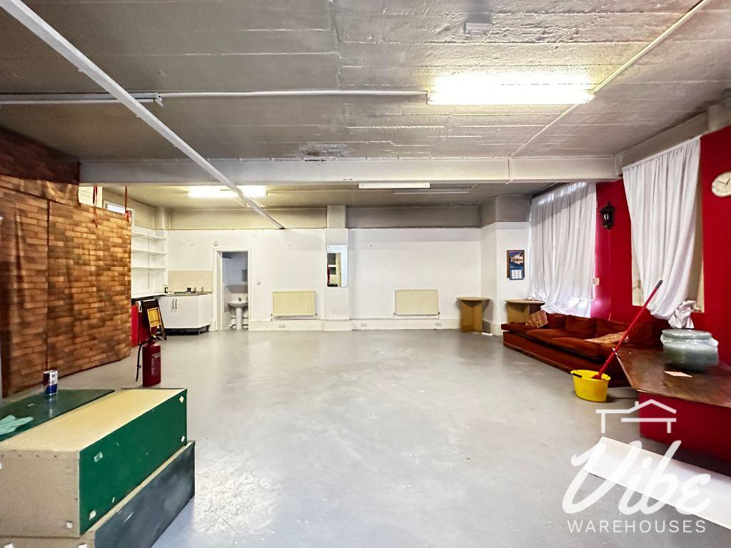 Alston Road, EN5 Industrial unit £1,375 pcm (£317 pw)