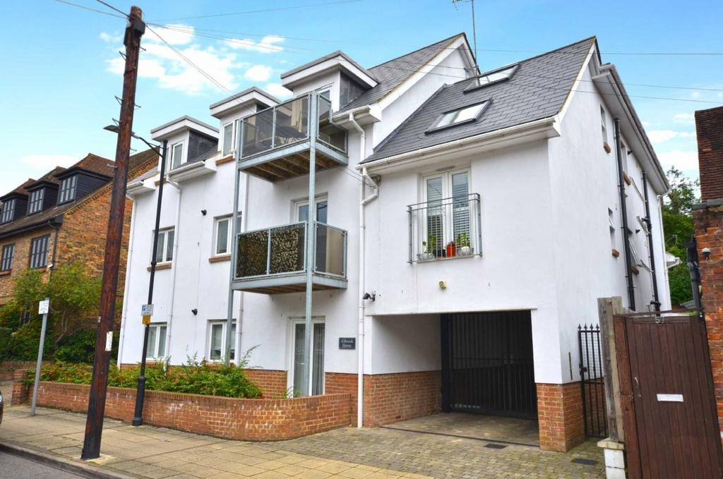 Lower Road, Chorleywood... 2 bed apartment £1,500 pcm (£346 pw)