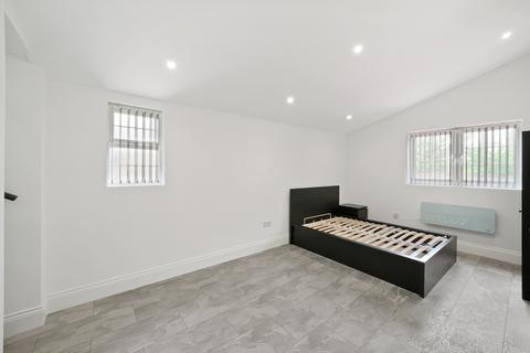 Duplex to rent, York Road, Ilford, IG1