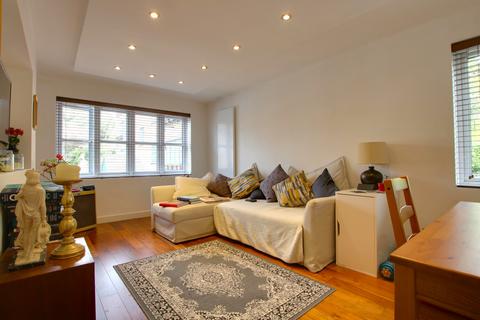 18 Riverdene Place, Southampton, SO18 1UG