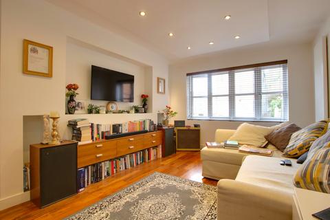 18 Riverdene Place, Southampton, SO18 1UG