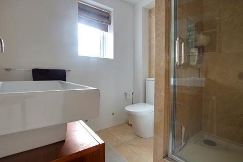 18 Riverdene Place, Southampton, SO18 1UG
