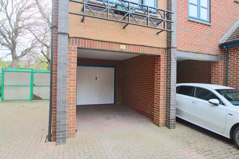 18 Riverdene Place, Southampton, SO18 1UG