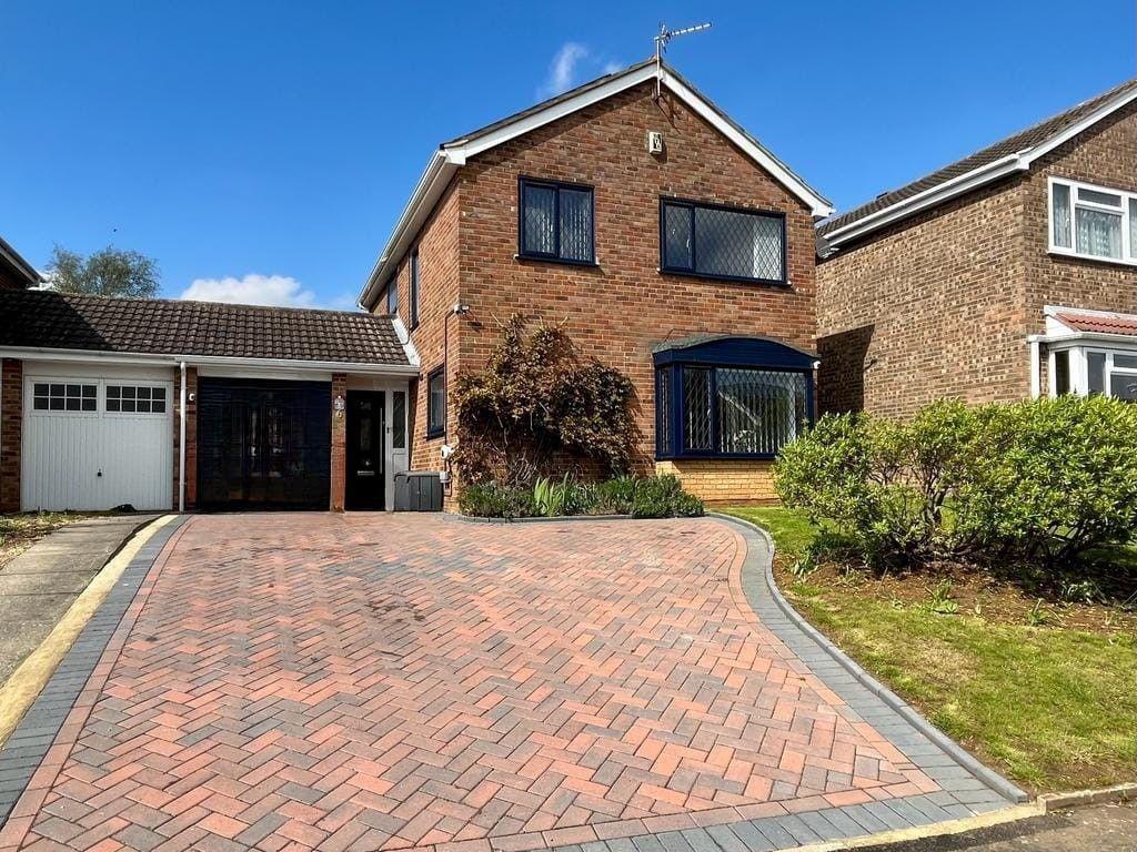 Shurville Close, Earls Barton, Northampton NN6 0JB 4 bed detached house
