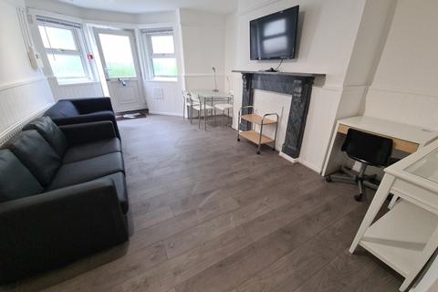 2 bedroom flat to rent, Regent Park Terrace, Leeds