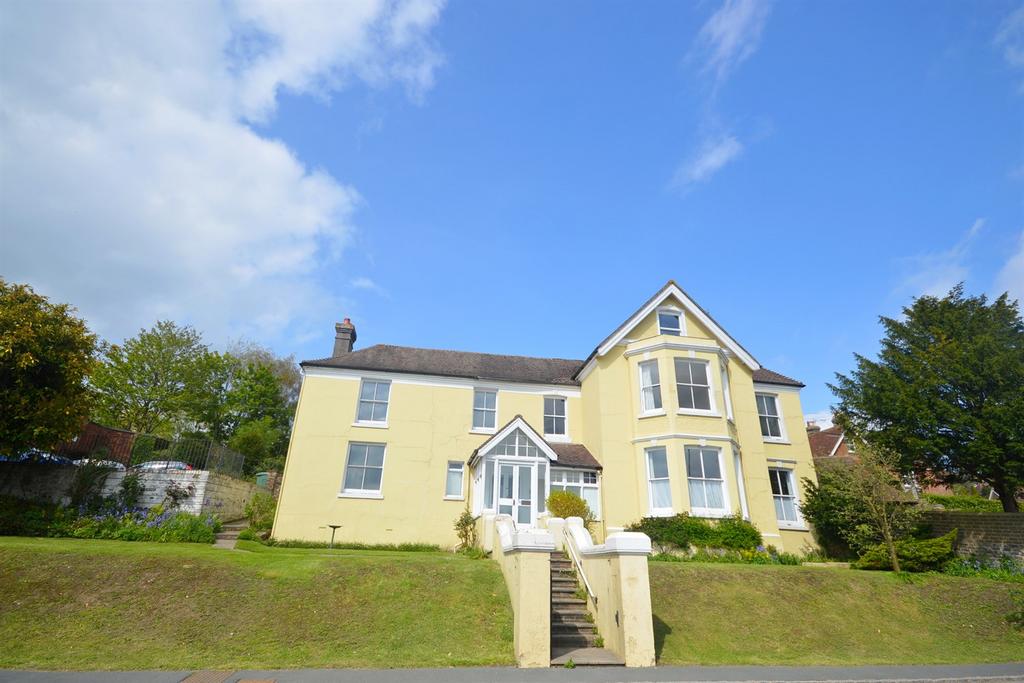 Lower Street, Pulborough, RH20 2 bed flat £950 pcm (£219 pw)