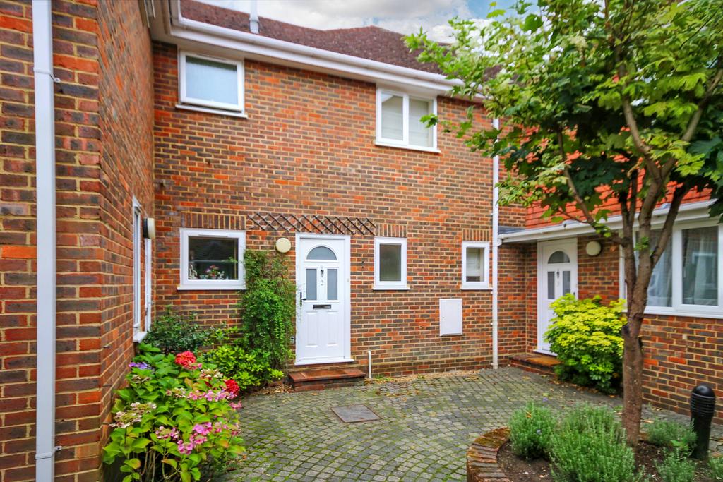 Cherry Tree Close, Farnham GU9 3 bed terraced house to rent £1,900