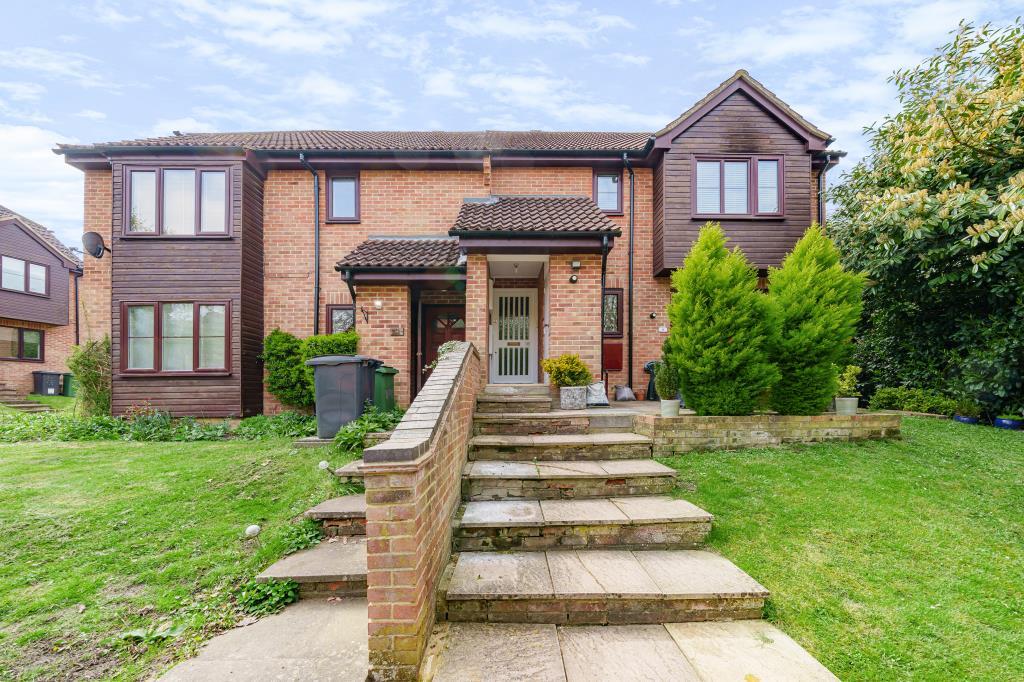 Tadley, Berkshire, RG26 2 bed for sale £200,000