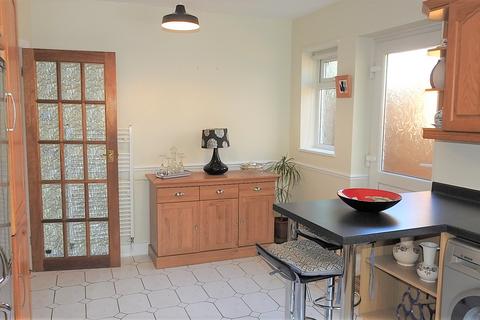 4 bedroom detached bungalow for sale - Meadow Walk, Ewell Village KT17