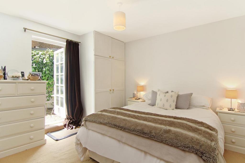 Bloom Park Road, Fulham, SW6 1 bed apartment £1,750 pcm (£404 pw)