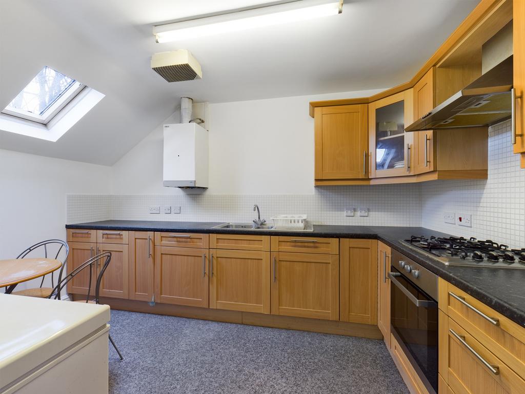 Madeira Court, Park Avenue, HU5 2 bed apartment £575 pcm (£133 pw)