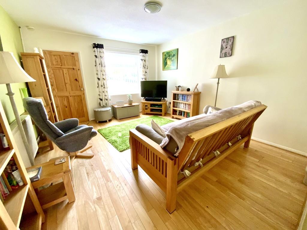 Trinity Close, Daventry, NN11 4RN 2 bed semidetached house £230,000