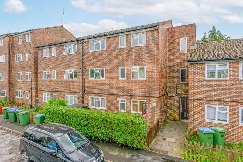 Langport Court, Walton on Thames 2 bed flat £1,300 pcm (£300 pw)