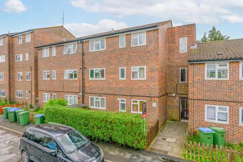 2 bedroom flat to rent, Langport Court, Walton on Thames