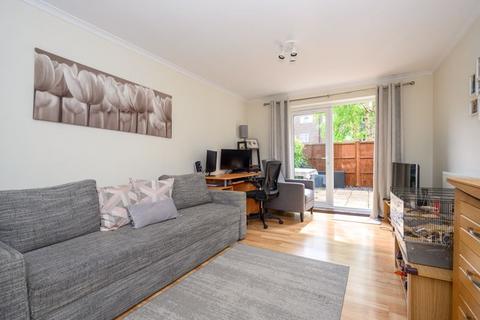 2 bedroom flat to rent, Langport Court, Walton on Thames
