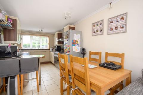 2 bedroom flat to rent, Langport Court, Walton on Thames