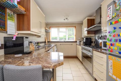 2 bedroom flat to rent, Langport Court, Walton on Thames