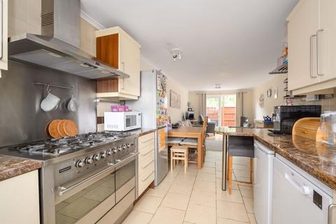 2 bedroom flat to rent, Langport Court, Walton on Thames