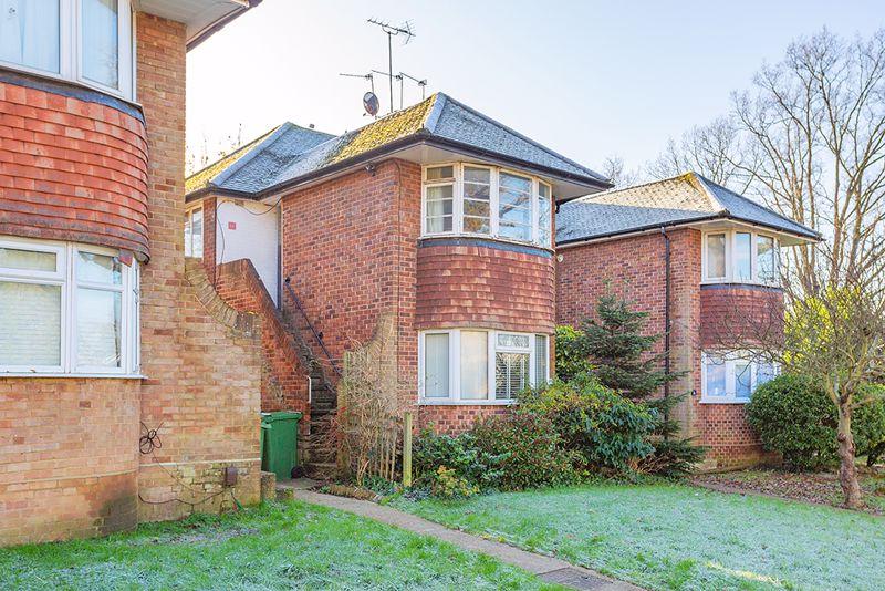 Garrison Lane, Chessington KT9 3 bed apartment £1,650 pcm (£381 pw)