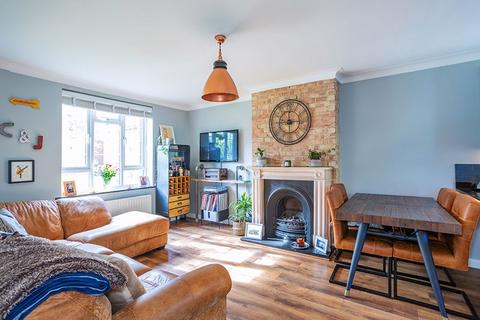 5 Gloucester Close, Thames Ditton, KT7 0EW