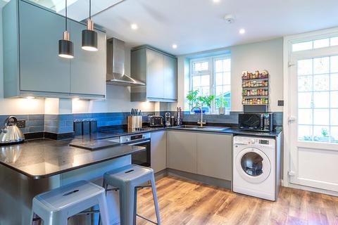 5 Gloucester Close, Thames Ditton, KT7 0EW