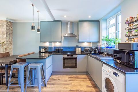 5 Gloucester Close, Thames Ditton, KT7 0EW