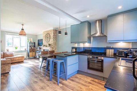 5 Gloucester Close, Thames Ditton, KT7 0EW