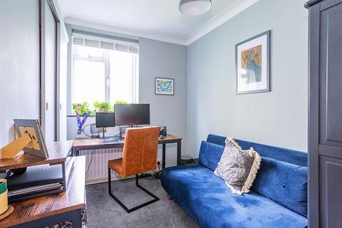 5 Gloucester Close, Thames Ditton, KT7 0EW