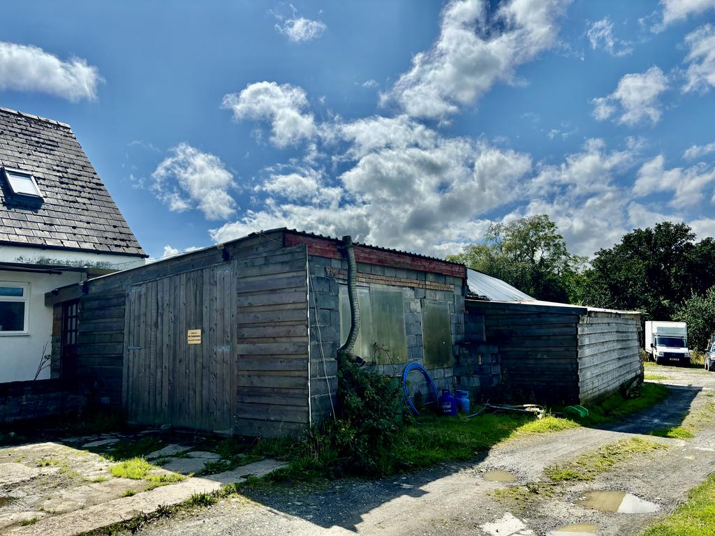 Barn lean to