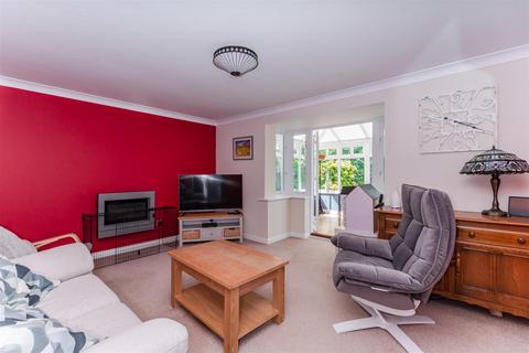 8 Johnsons Field, Olney, MK46 5JF