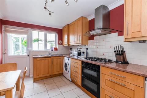 8 Johnsons Field, Olney, MK46 5JF