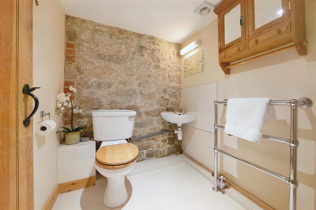 Bathroom (Bedroom 4).jpg
