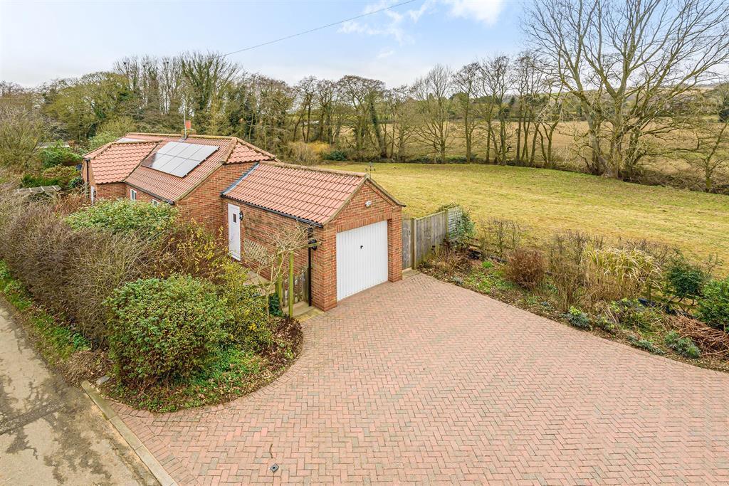 Mill Lane, Tetford, Horncastle, Lincs, LN9 6PZ 3 bed detached bungalow