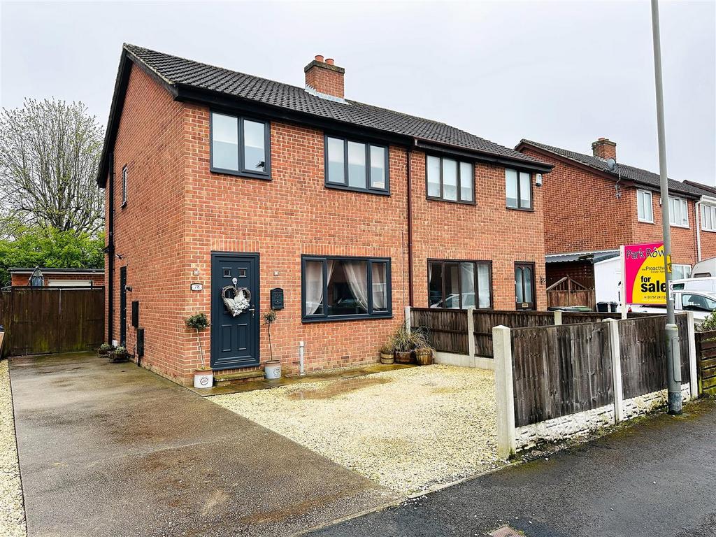Pinewood Drive, Camblesforth, Selby 3 bed semidetached house £180,000