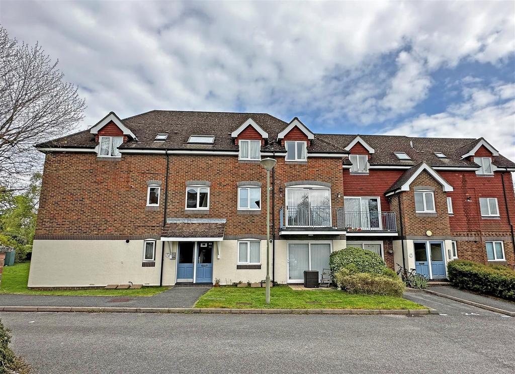 Ladbroke Road, Redhill 1 bed flat for sale £215,000