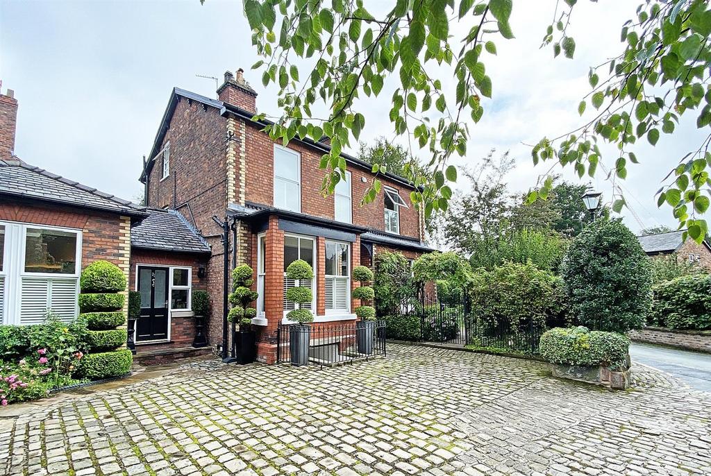 Lyme Grove, Altrincham 5 bed detached house £4,750 pcm (£1,096 pw)