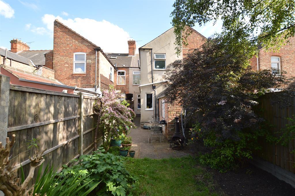Healey Street, Wigston, Leicestershire 3 bed terraced house £895 pcm