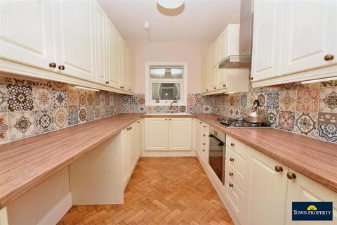 2 bedroom flat for sale, St. Johns Road, Eastbourne