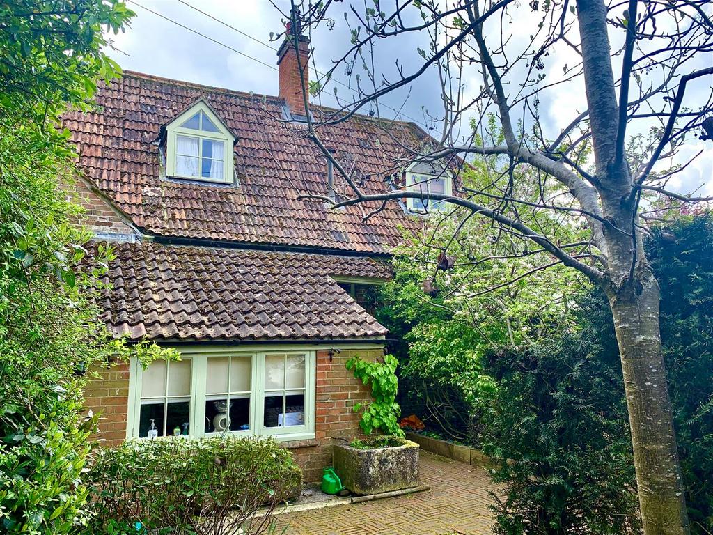 Church Street, West Lavington 2 bed detached house £800 pcm (£185 pw)