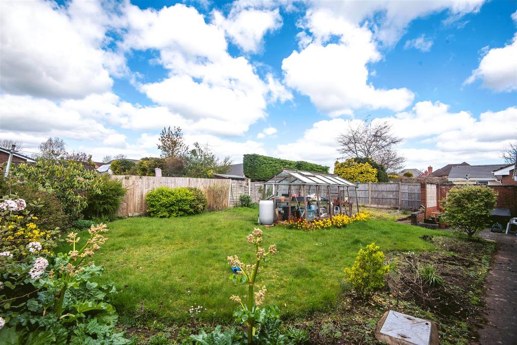 Wentworth Drive, Lichfield 3 bed detached bungalow £530,000