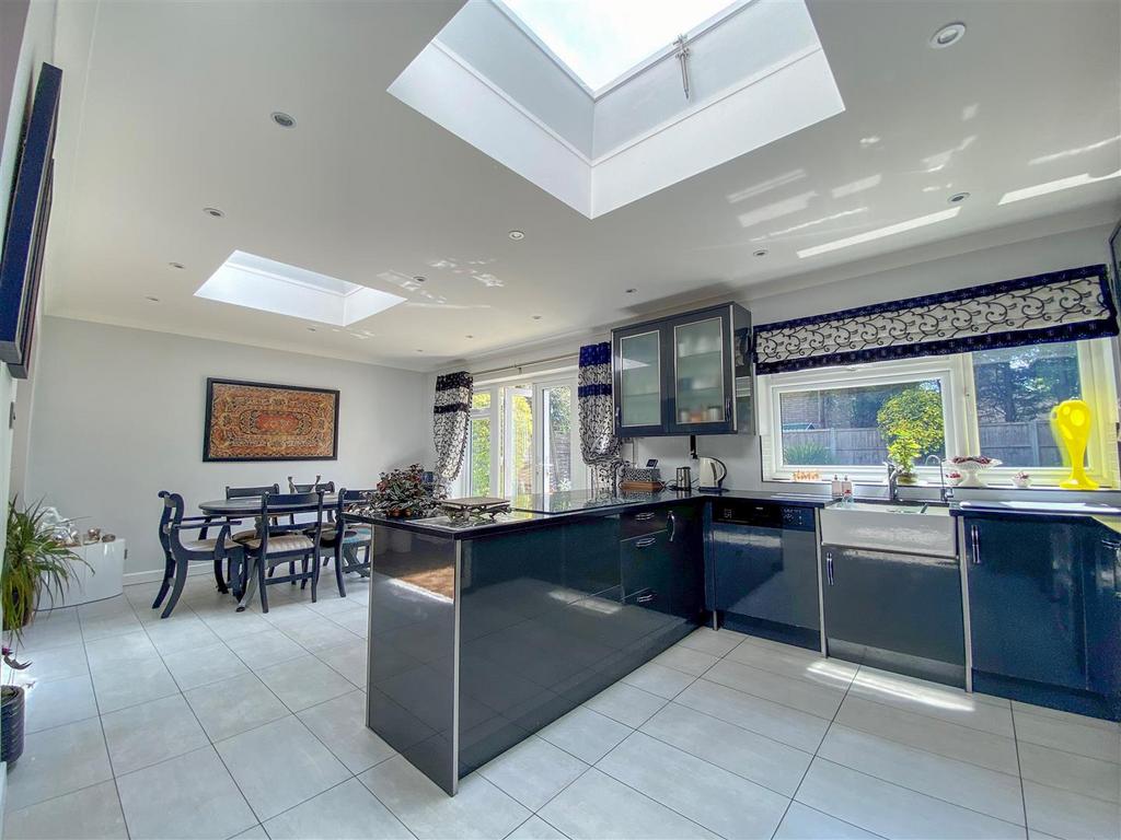 The Rutts, Bushey Heath, Bushey 4 bed detached house for sale £780,000