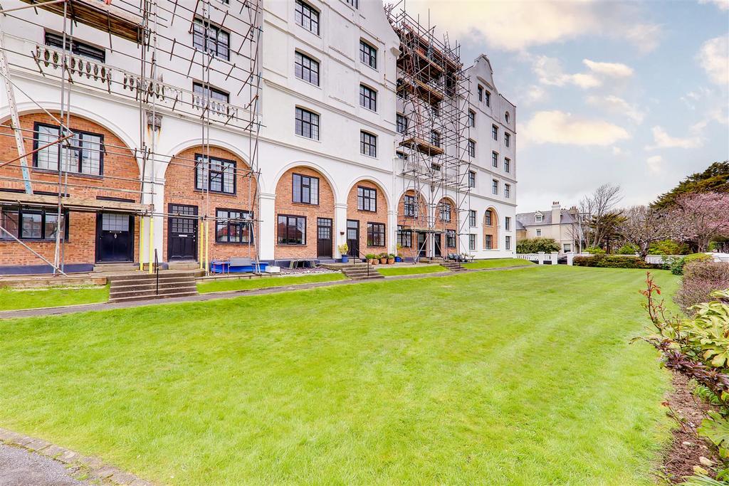 Grand Avenue, Worthing, BN11 3 bed £1,450 pcm (£335 pw)