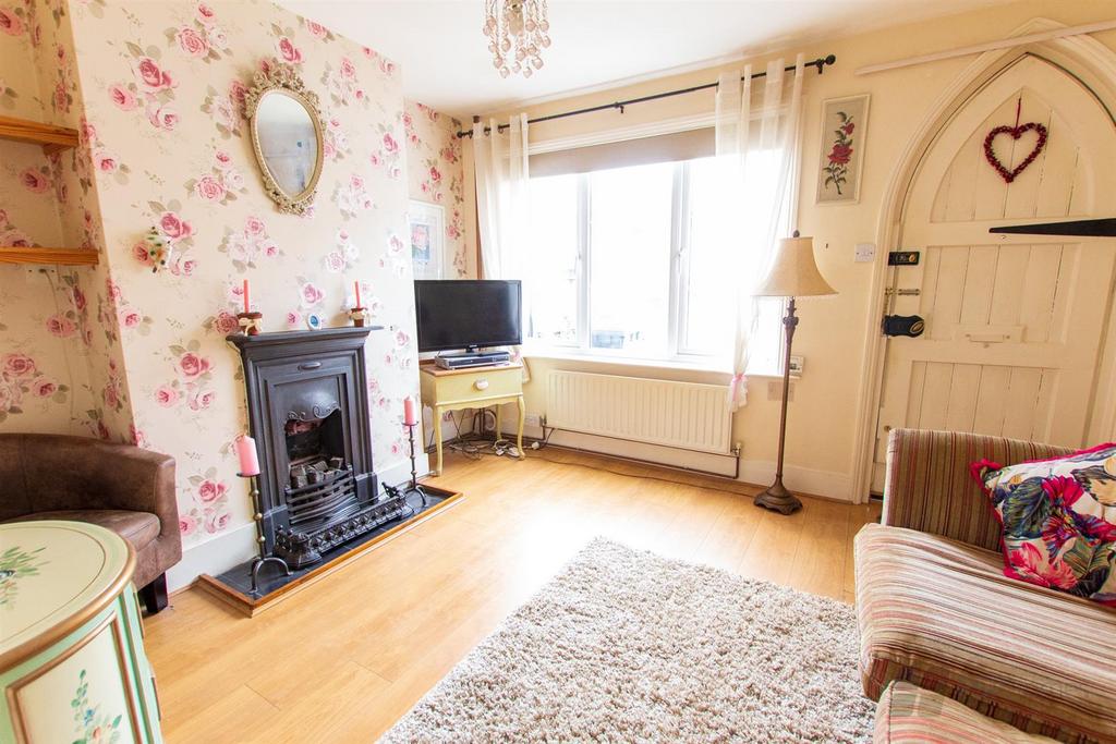 Fairfield Road, Burgess Hill 2 bed terraced house £310,000