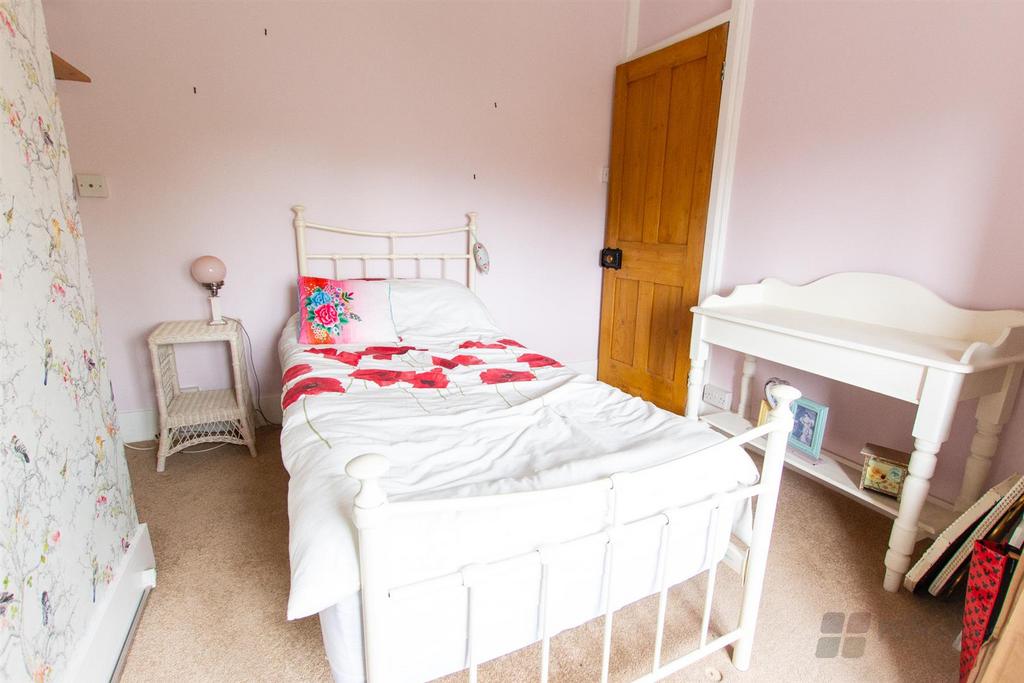 Bed 2.jpg