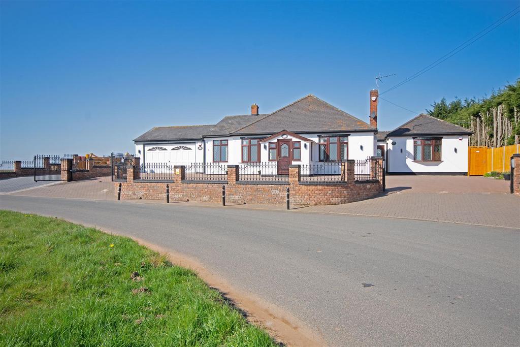 Wiggins Hill Road, Wishaw, Sutton Coldfield 3 bed detached bungalow for